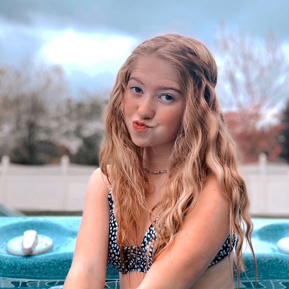 Meet your Posher, Rilyn Dinyae - Picture 2 of 4